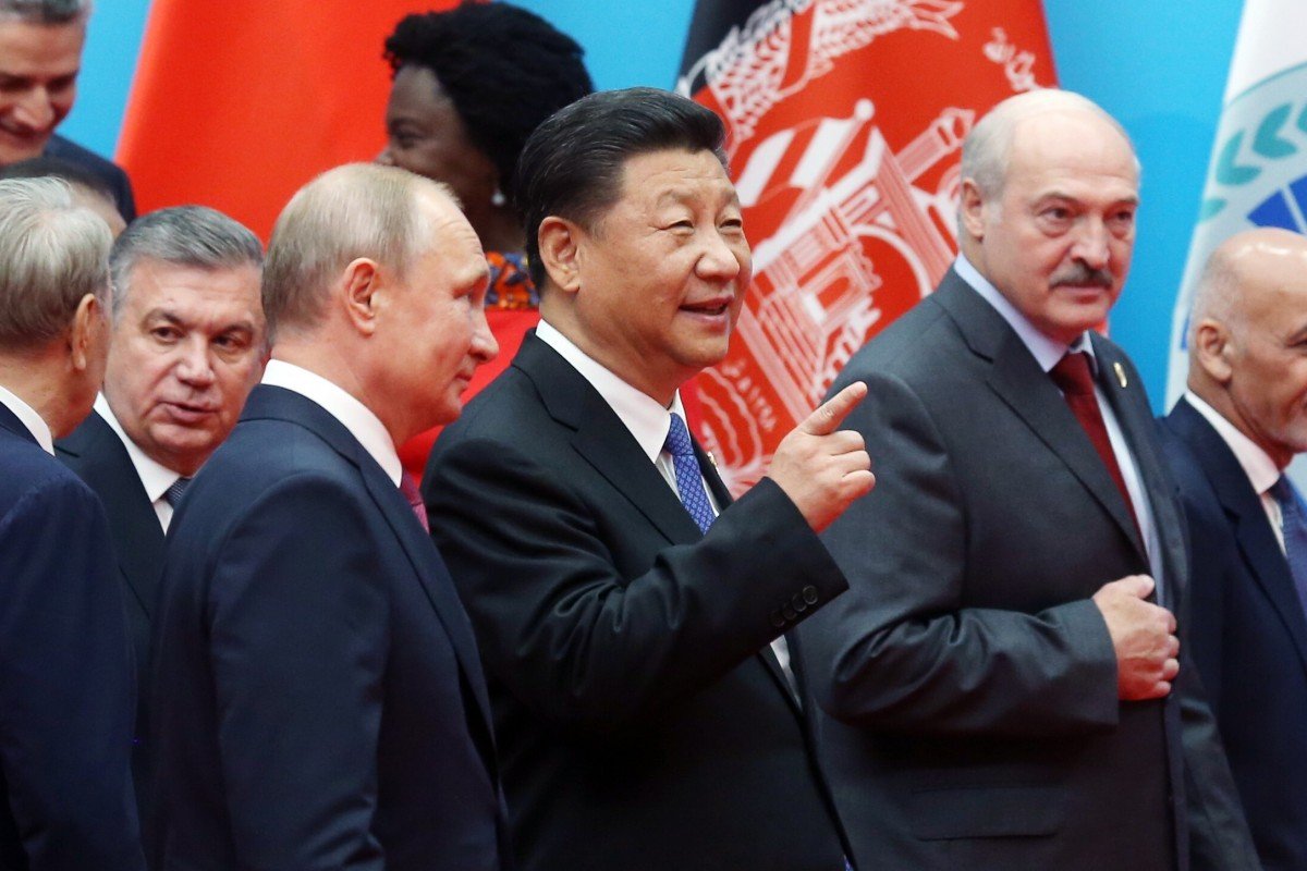 Chinese President Xi Jinping stands between Russian President Vladimir Putin and Belarusian President Alexander at the Shanghai Cooperation Organisation summit in 2018. (Photo by EPA-EFE)
