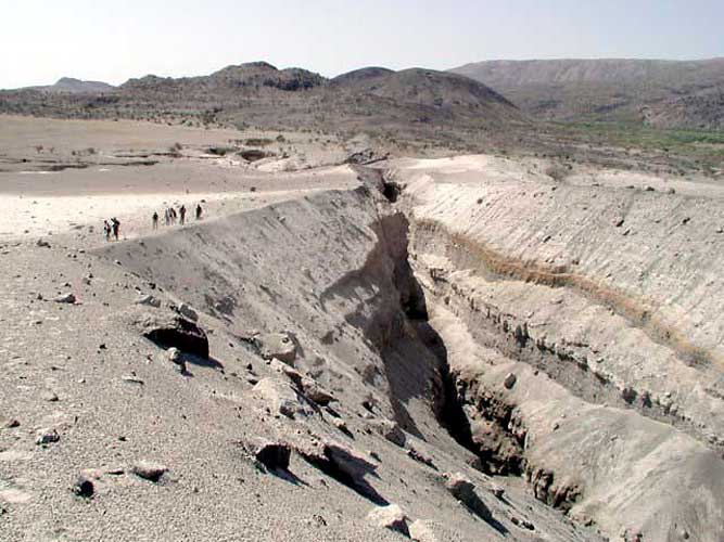 A View From Da’ure’s (Dabbahu’s) New Pumice Dome Looking Down the Fissure Vent On October 16, 2005. Part Of The Outer Flank Of Dabbahu Is Visible On the Right Side. Dabbahu’s Central Area Lies Farther to the Right. (Image by Anthony Philpotts)