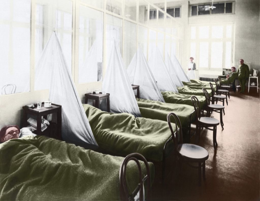 An influenza ward at a U.S. Army Camp Hospital in France during the Spanish flu pandemic of 1918. (Image Shutterstock)