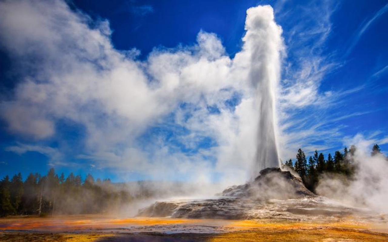 Erupting Geyser in the Yellowstone National Park.(Photo By Istock:Riishede)