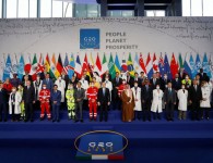 World leaders with an Italian medical team as they gather for the official family photo on day 1 of the G20 leaders' summit at the convention center of La Nuvola, in Rome, Italy, October 30, 2021. /Reuters